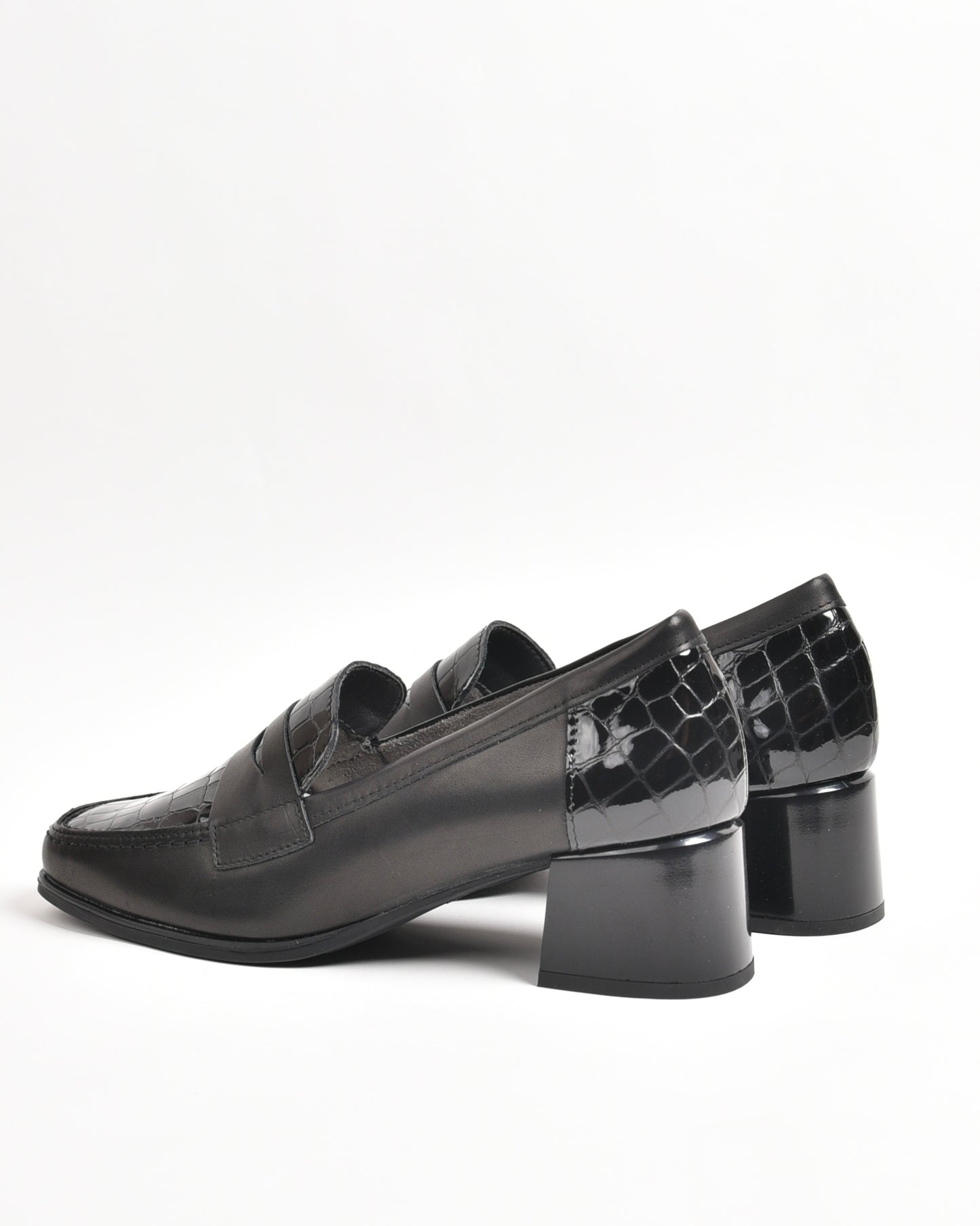 Pitillos classic shoes for women in shiny black