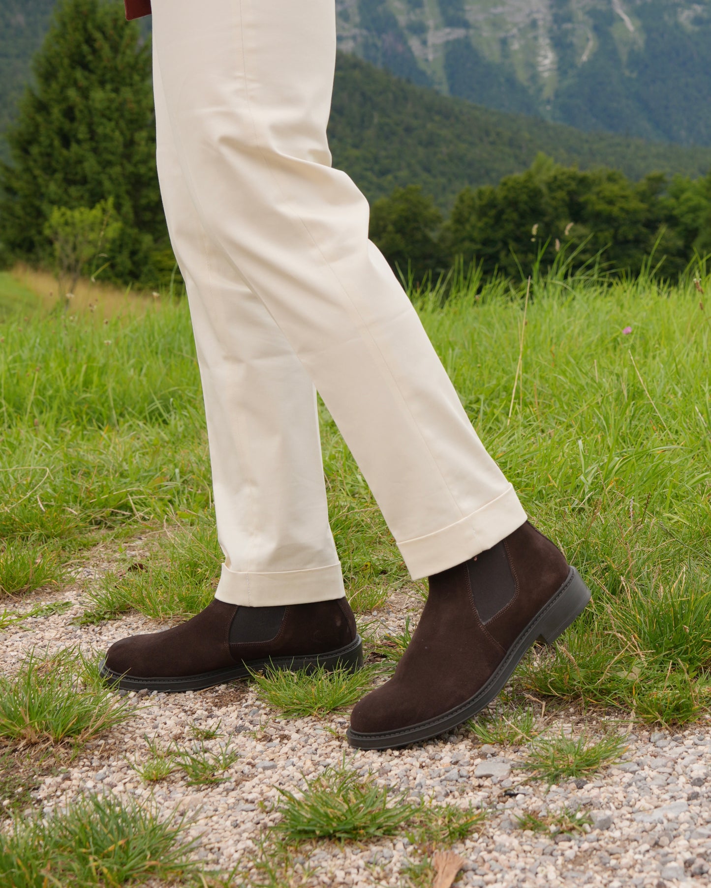 Shalapi Chelsea Boots for men in suede brown