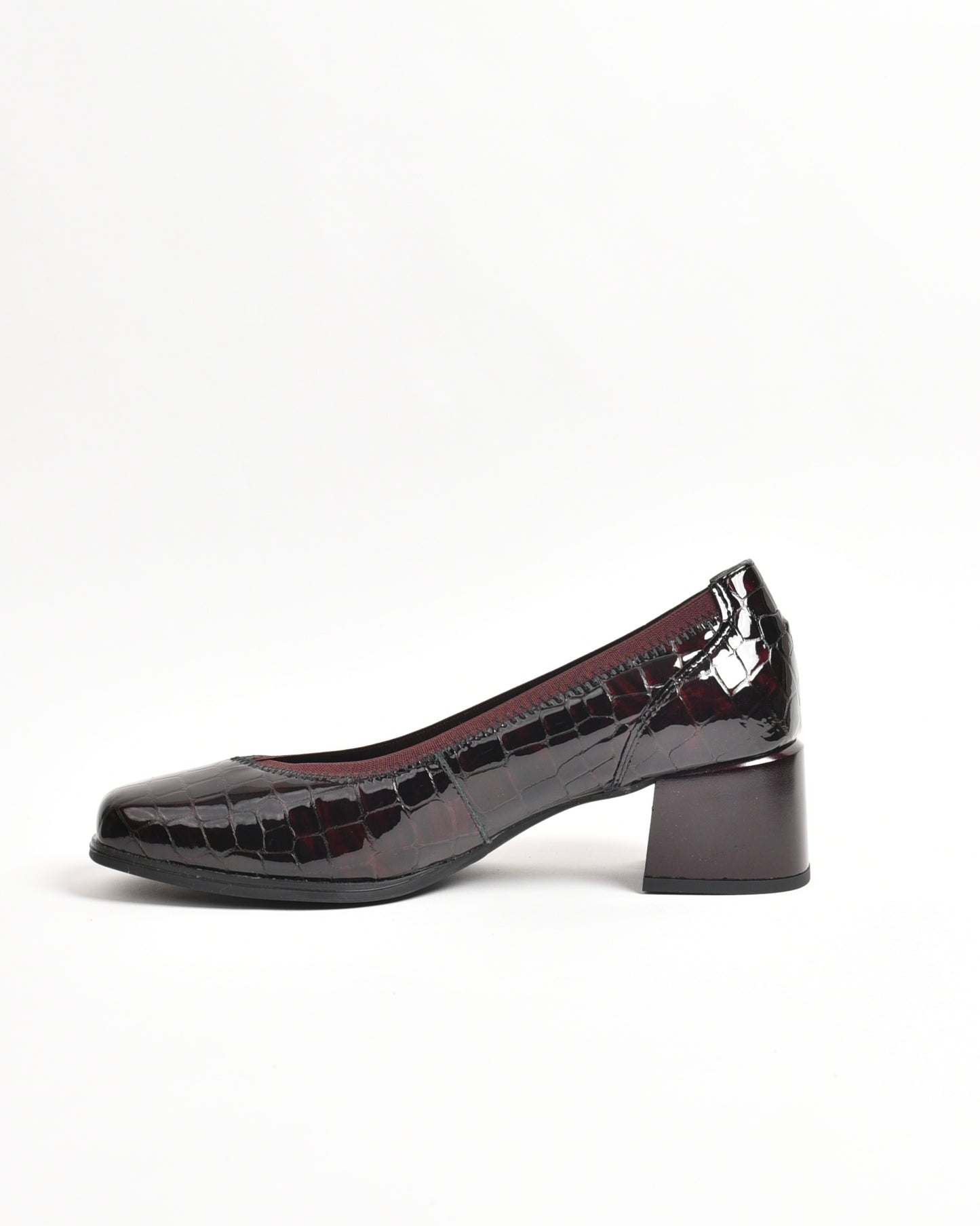 Pitillos classic shoes for women in shiny burdo