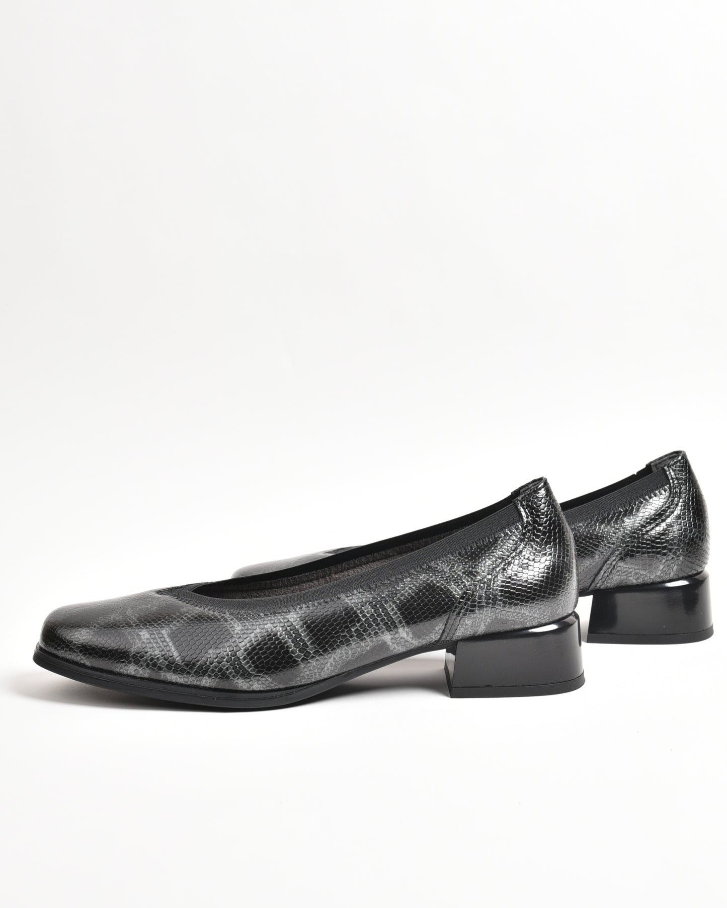 Pitillos classic shoes for women in black