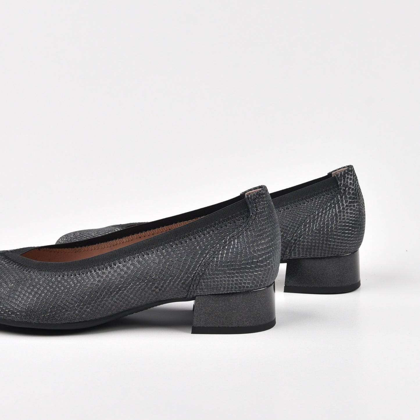 Pitillos Spanish Classic low Heel Shoes for Women in Black.