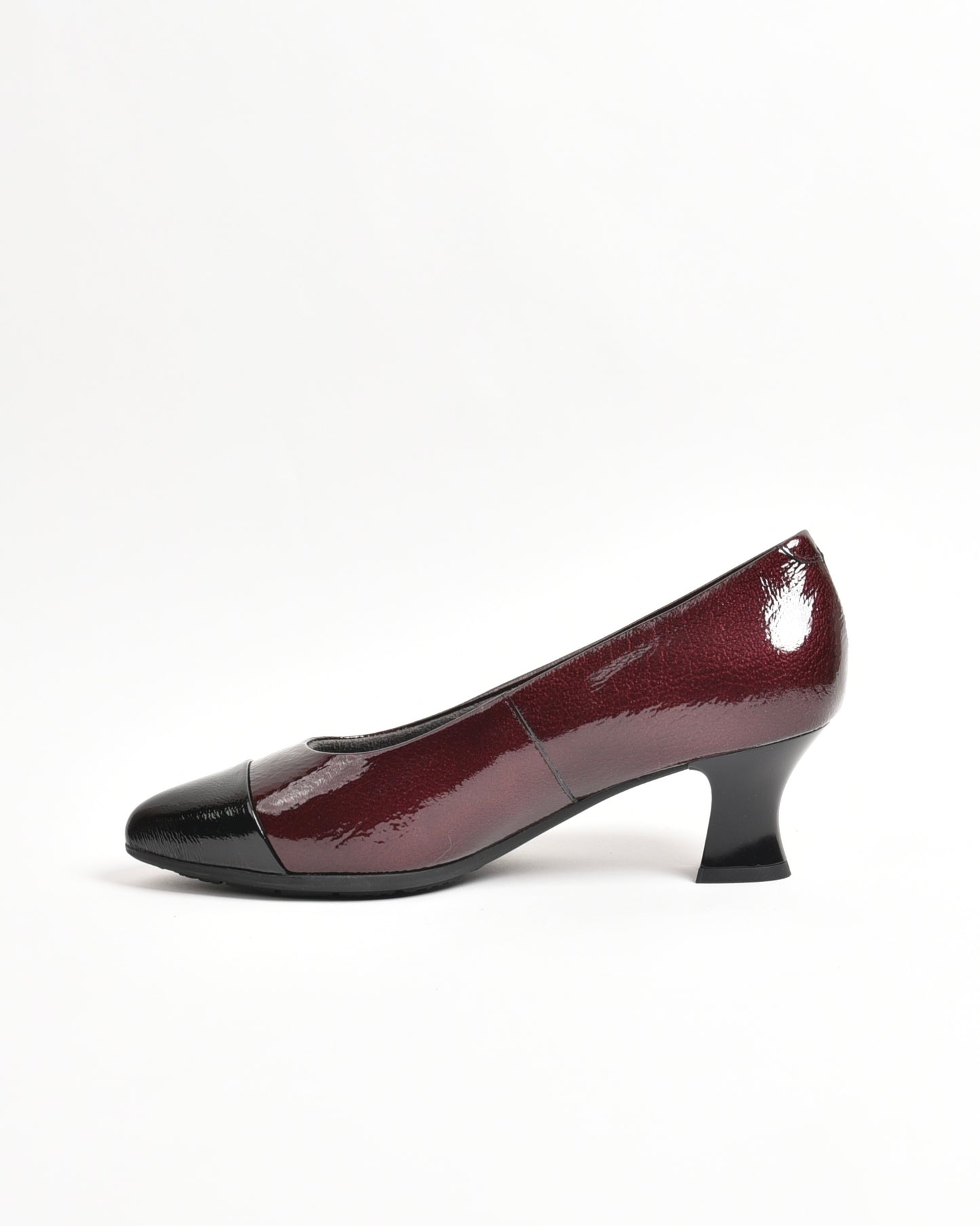 Pitillos classic shoes for women in shiny black and burdo