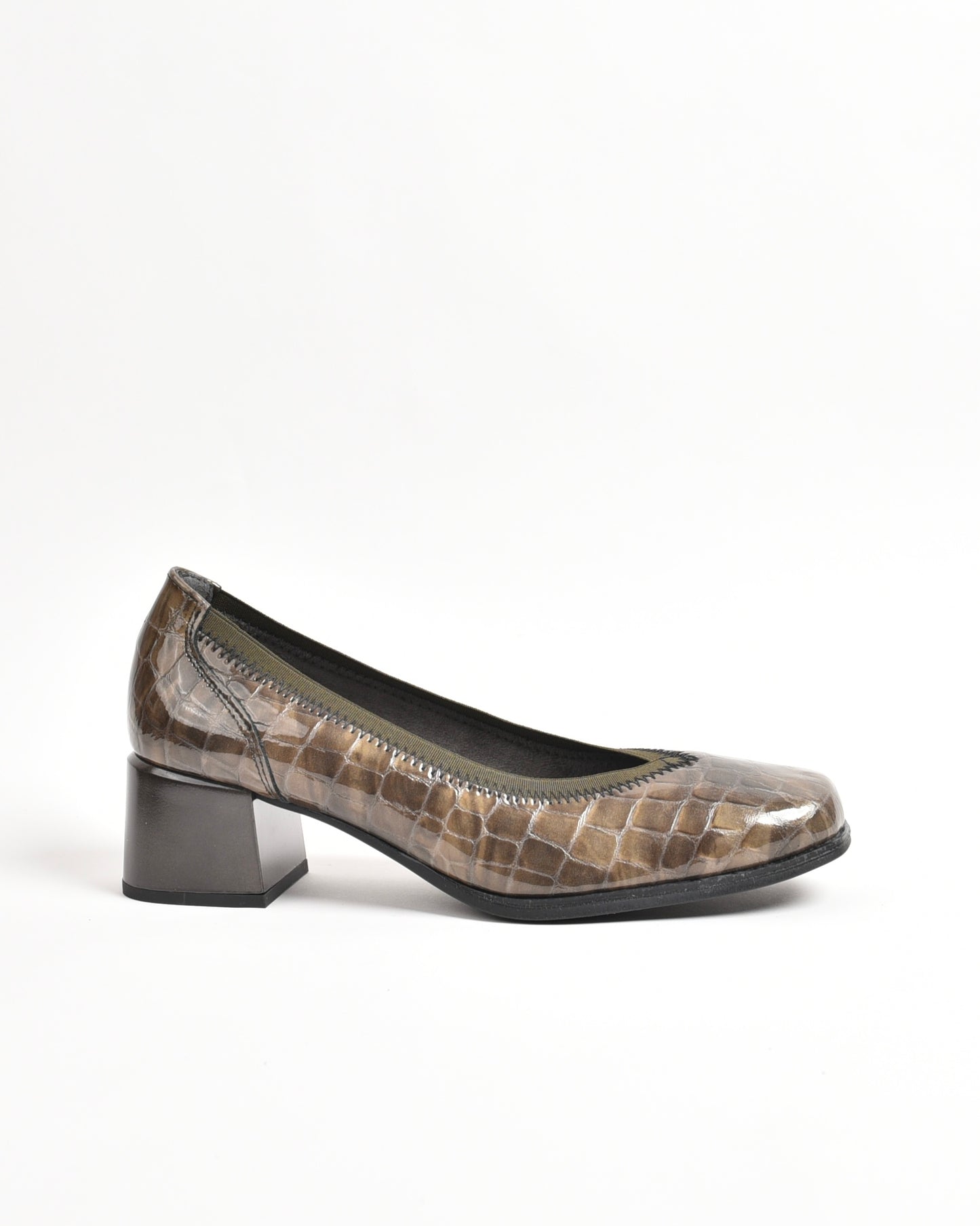 Pitillos classic shoes for women in shiny Humo