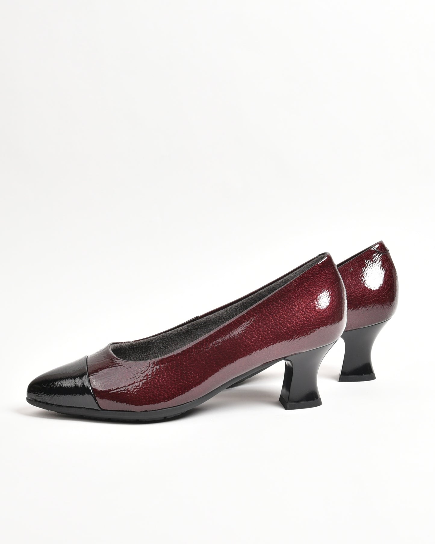 Pitillos classic shoes for women in shiny black and burdo
