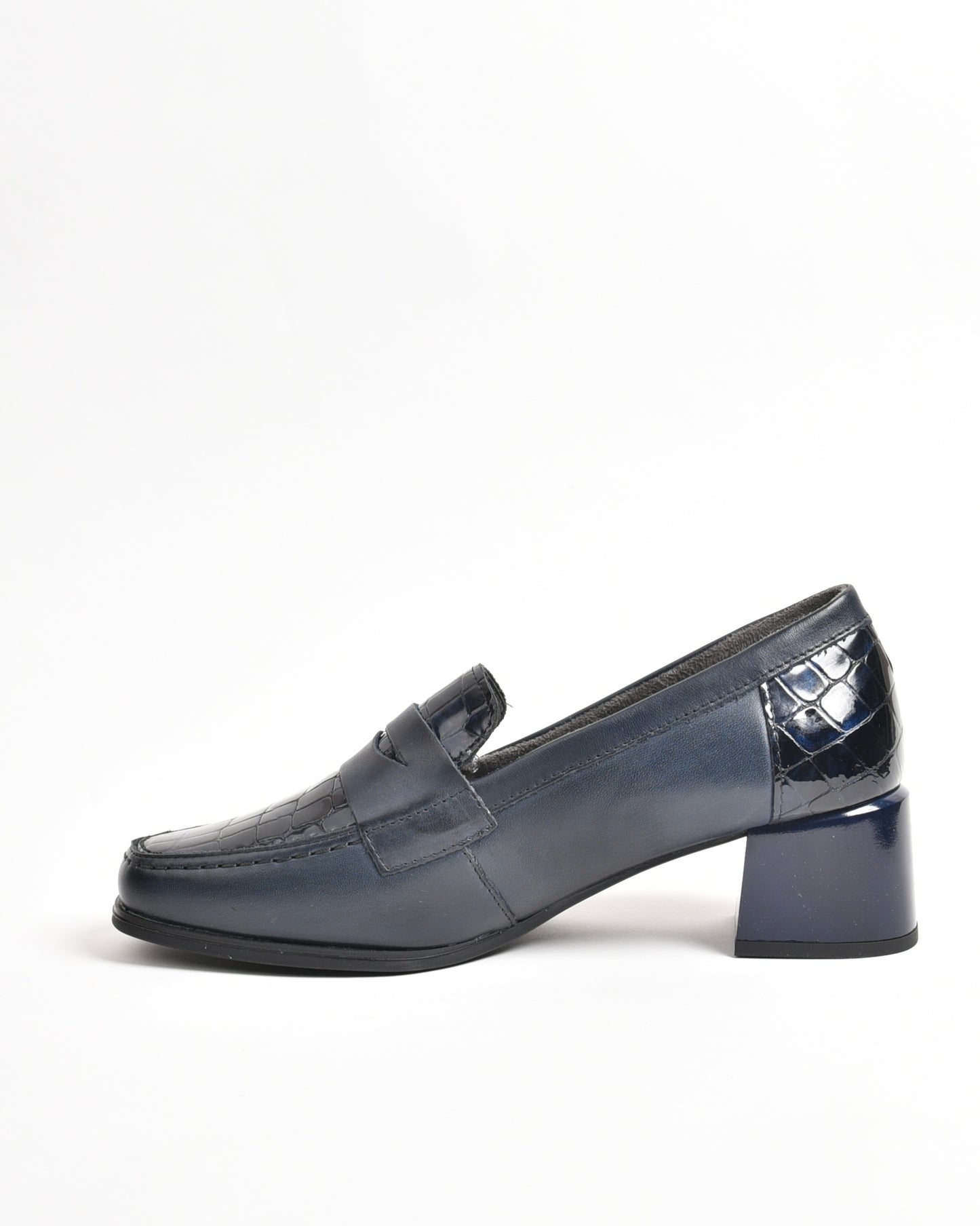 Pitillos classic shoes for women in shiny blue