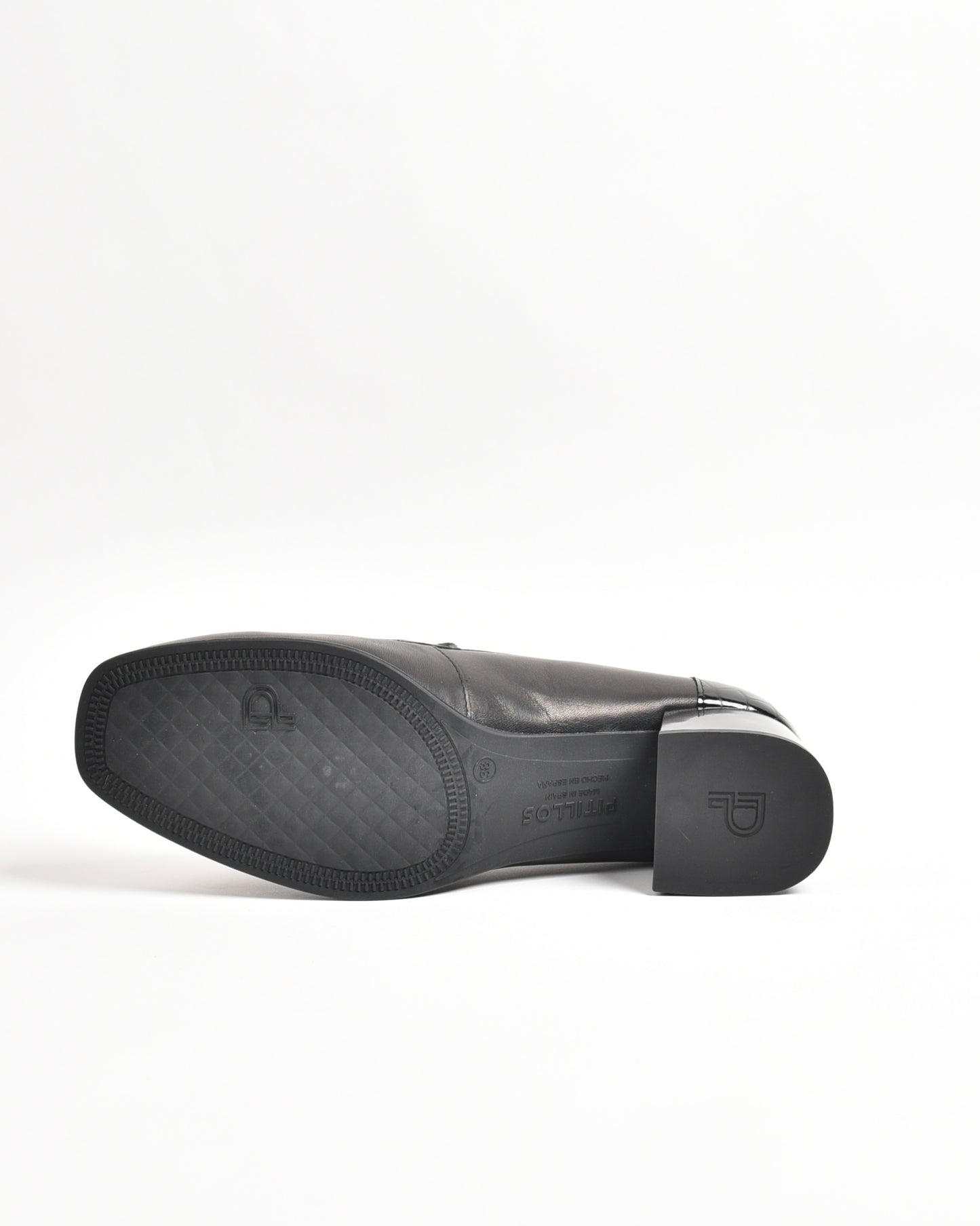 Pitillos classic shoes for women in shiny black