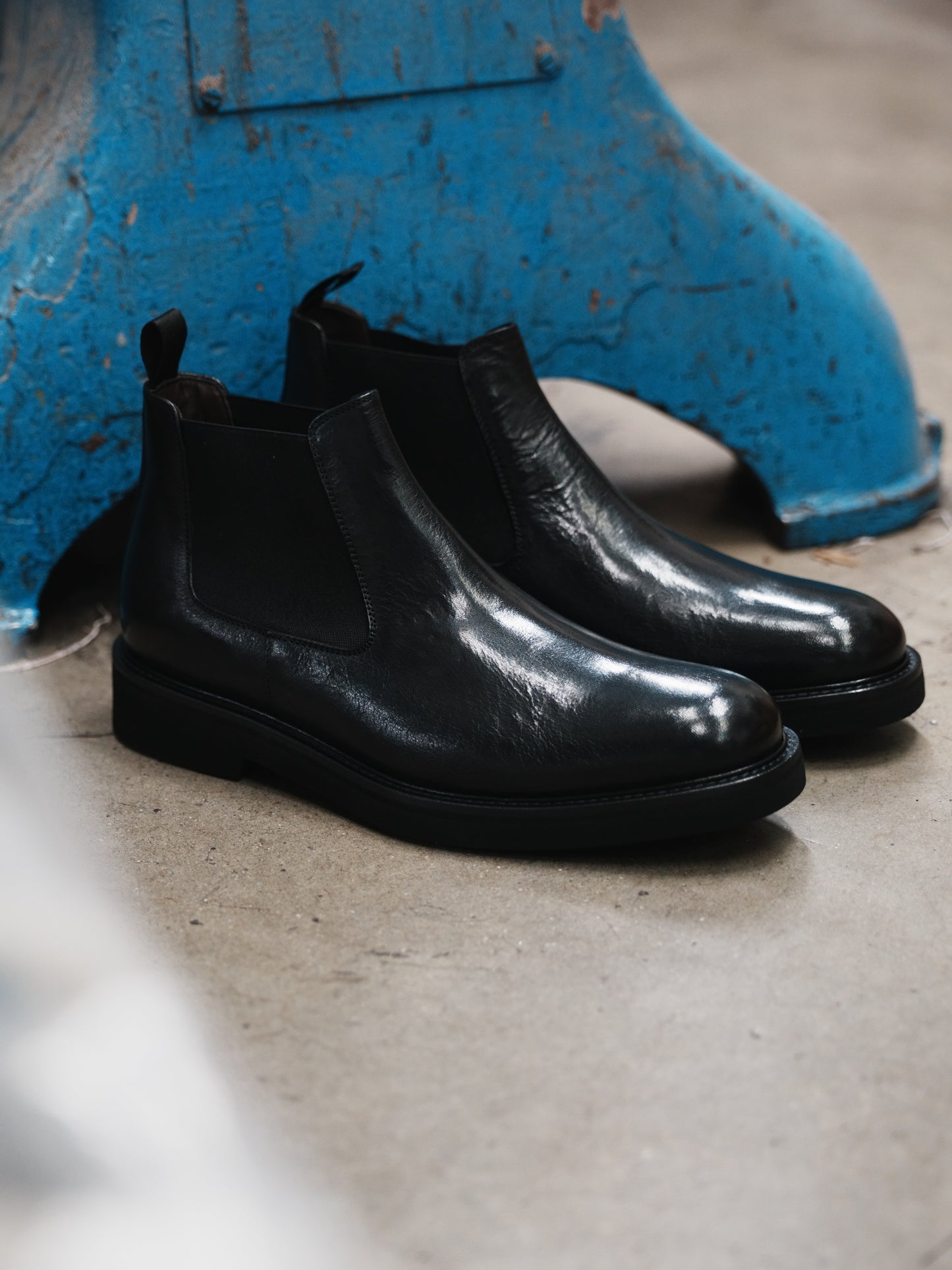 Shalapi Napoli Chelsea boots for men in buffalo black