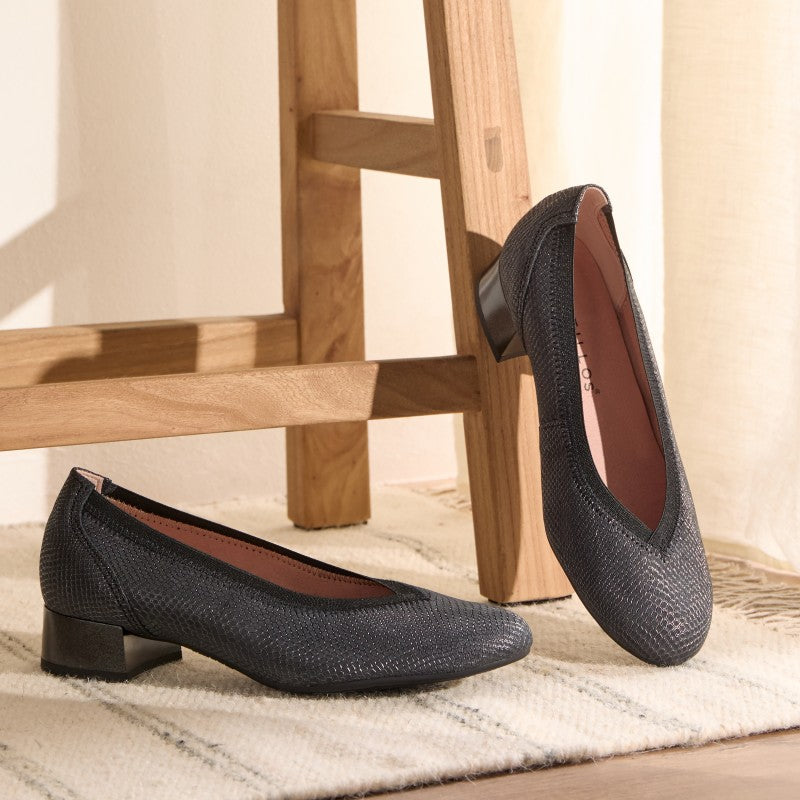 Pitillos Spanish Classic low Heel Shoes for Women in Black.