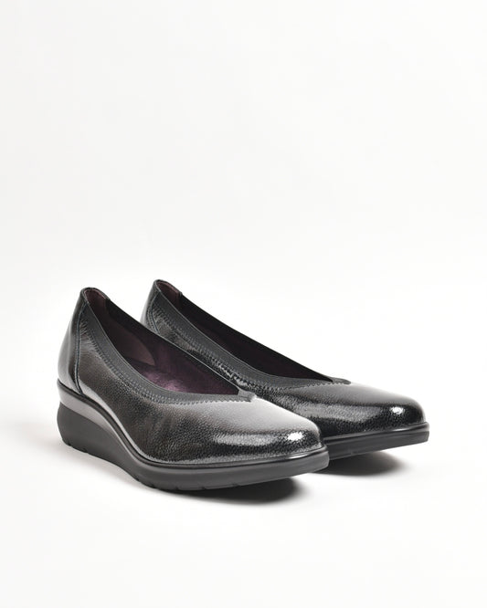 Pitillos classic shoes for women in shiny black