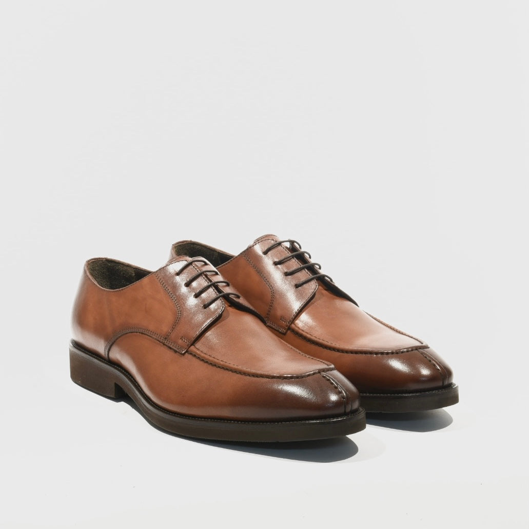 Classic lace up shoes for men in camel