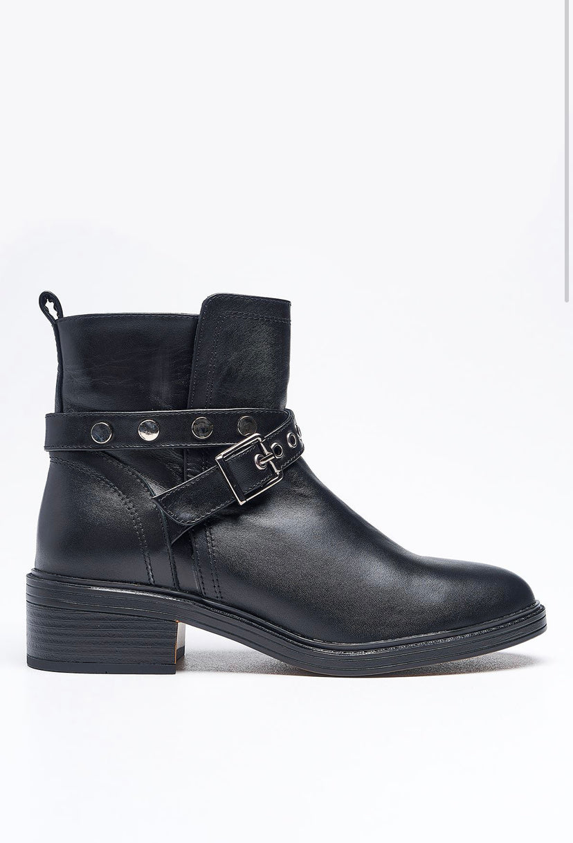 Ankle boots for woman in black