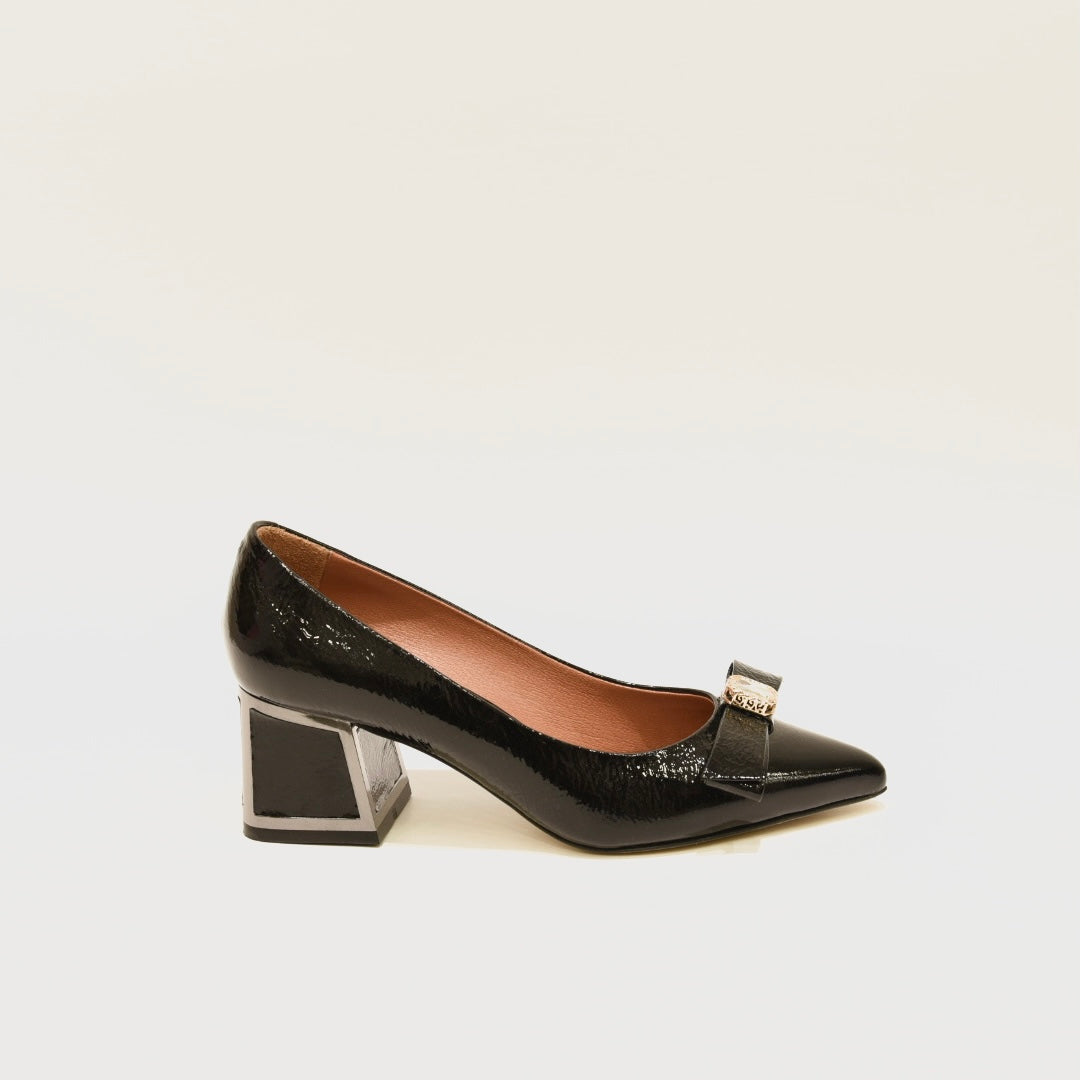 Classic formal shoes for woman in shiny black