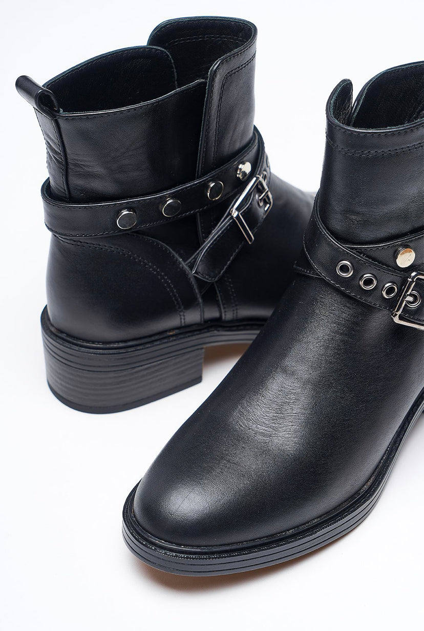 Ankle boots for woman in black