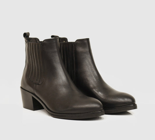 Chelsea boots with heels for women in black
