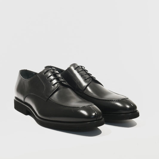 Classic lace up shoes for men in black