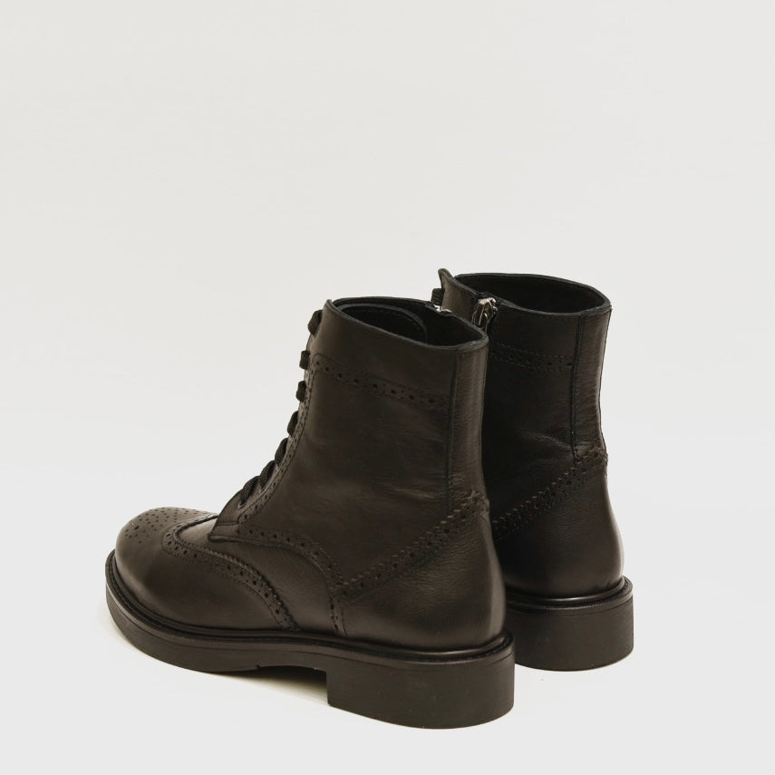 Oxford leather boots for woman in black
