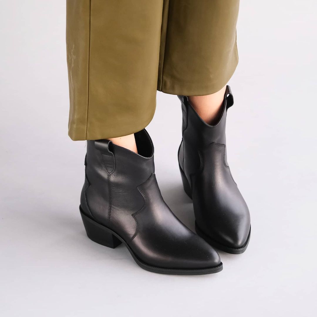 Cowboy leather boots for women in black