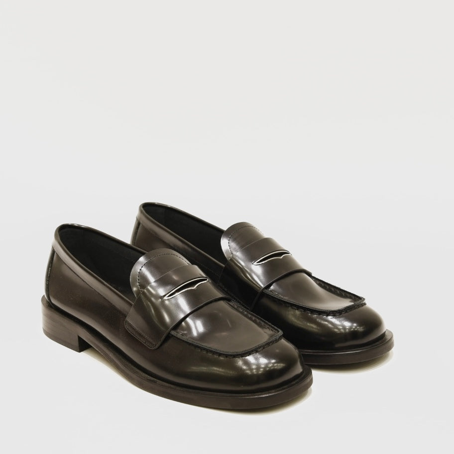Classic Loafers for woman in shiny black